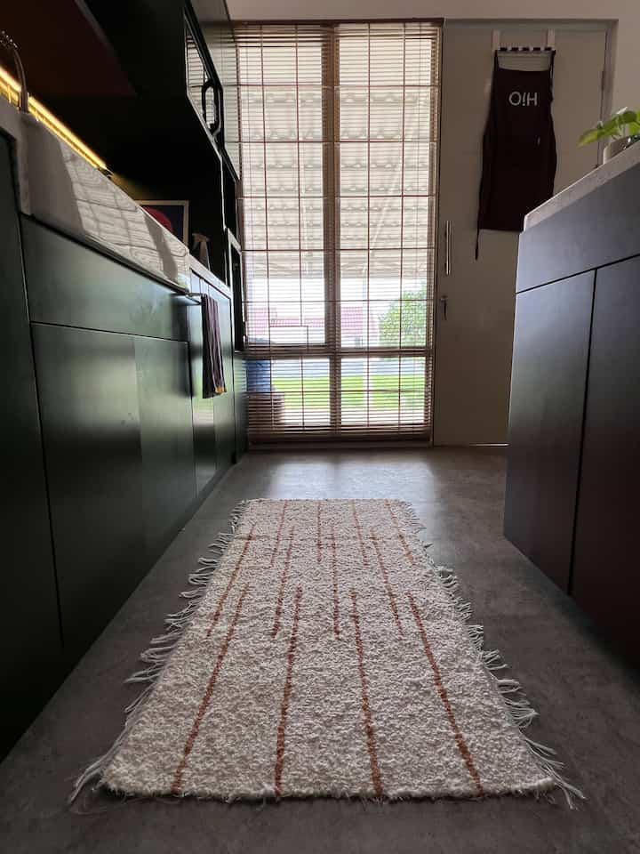 Tips for making a room or space at home more comfortable is to add a rug, you can also combine it with a color that matches the room. #RoomStyling #RugIdea #StyleYourSpace #LivingAlone {4 #BrighterRoom}