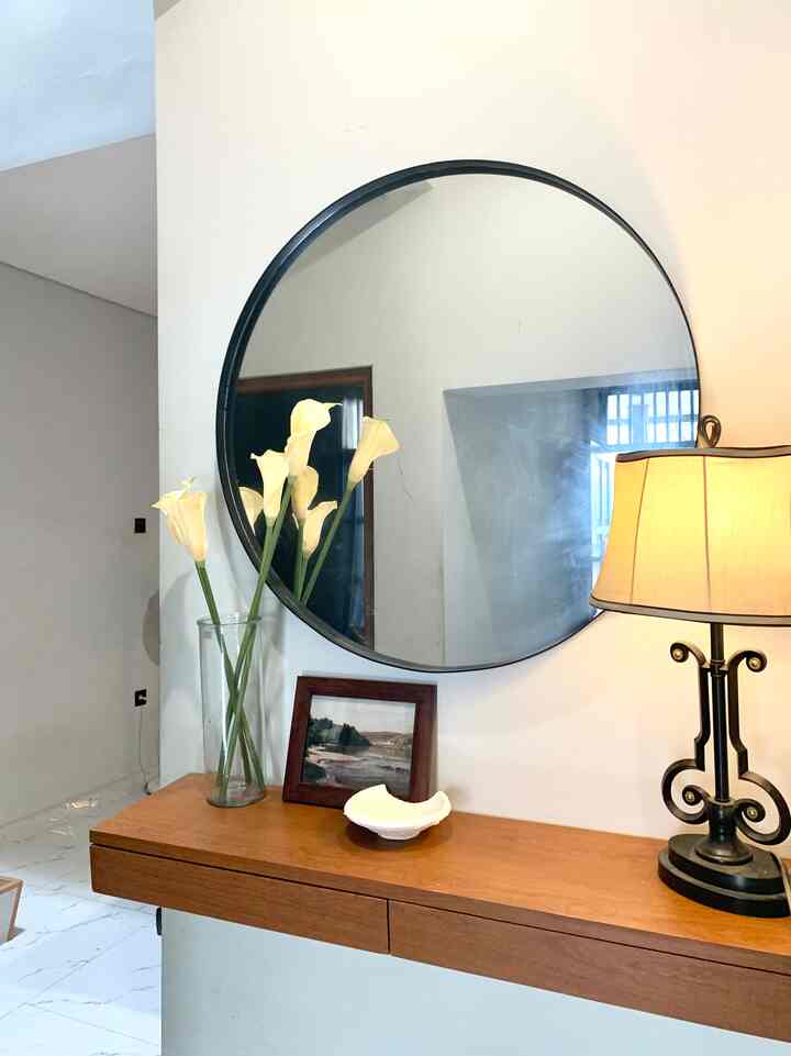 Foyer pada nasrliving ini berada pada depan rumah sebelum memasuki ruang privat. Dekor minimalis dengan cermit bulat berdiameter 80cm. Dengan pemanis bunga calalily sebagai aksen ✨
#nasrliving
#homedecor
#homeinspo
#aestheticroom
#minimalist
#rumahmungil