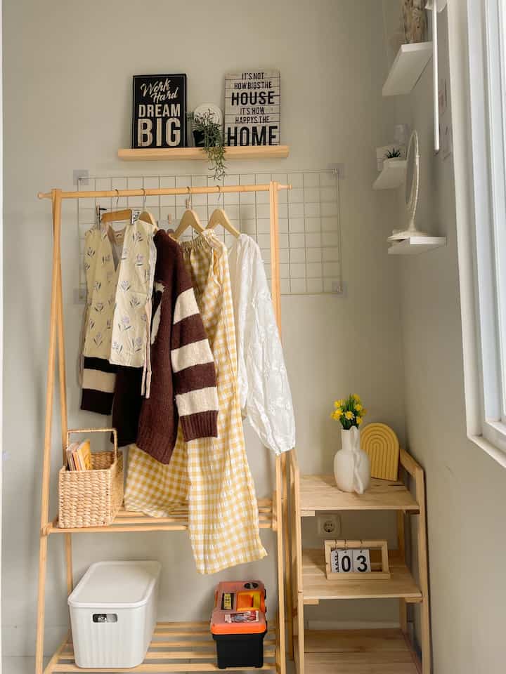 Ruangan ini adalah ruangan penyimpanan wardrobe yang alakadarnya. Masih dengan styling yang sama aku menerapkan japandi style pada seluruh sisi rumahku. Penempatan stand hanger lipat ini menambah kesan estetik yang cozy dan beberapa storage dibawahnya yg aku gunakan untuak menyimpan perintilan yang terllau mencolok. Disamping stand hanger aku meletakkan rak susun kayu juga sebagai hiasan dekorasi yang aesthetic dan fungsional sebagai storage juga jika ada. Aku posisikan dekat dengan jendela agar sirkulasi udara dapat masuk. Semoga menginspirasi💕

#WardrobeStyling
#IdeDekorRuangWardrobe
#MakeOverRuangWardrobe
#JapandiStyle
#syllhome
#rumahestetik