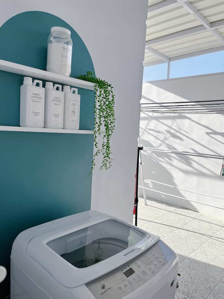 Laundry Room

👚Laundry Room sederhana tapi nyaman

Ukuran laundry room ini 3 x 1,3 m ✔️
Bersebelahan dengan ruang jemur dan gudang dengan luas 5 x 4,3 m✔️
Ruang jemur cukup luas karena tipe yang semua dicuci sendiri termasuk selimut dan bedcover.🔖🔖🔖
Agar tidak polos saya berikan arch wallpaper warna cyan yg memberikan vibe cerah dan fresh🌱. Pemasangannya cukup mudah karena sudah ada perekat. 
Untuk meletakkan detergen saya tambahkan ambalan warna putih untuk mendukung warna cyan lebih menonjol, saya berikan juga daun juntai untuk mempercantiknya🪻
#LaundryRoom #RuangCuciJemur #LaundryArea #LaundryRoomDecoration #LaundryRoomIdeas #DekorasiLaundryRoom