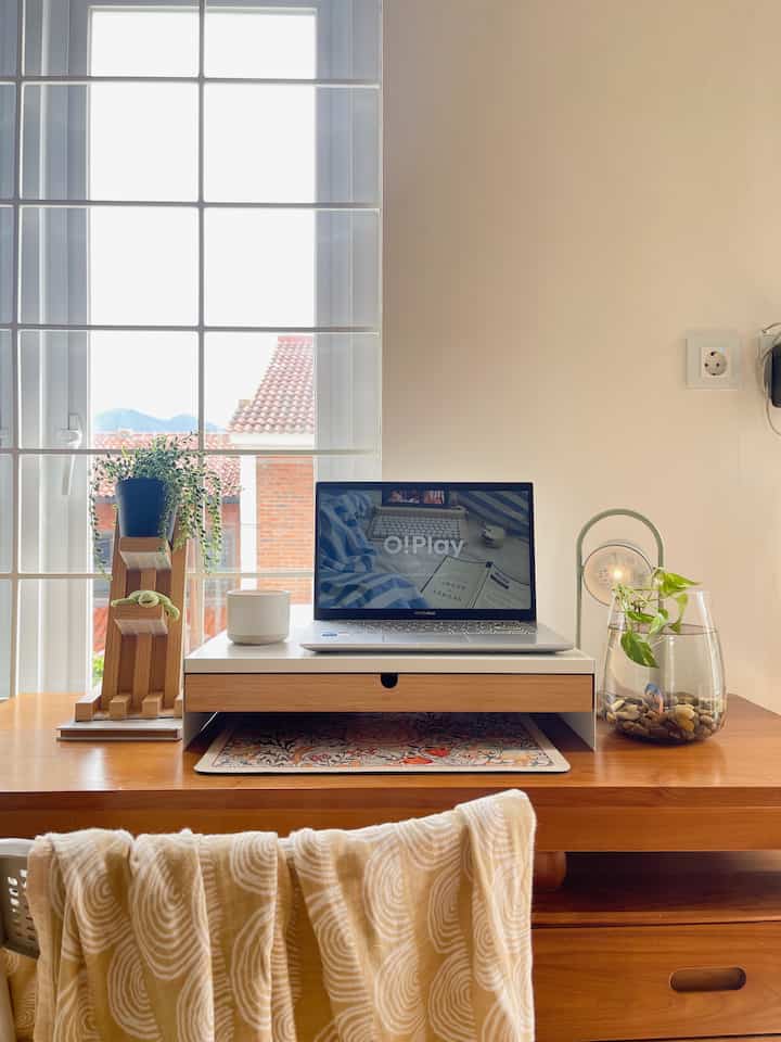 ✨ WORK with a View! ⛰️

Karena aku dan suami adalah pekerja kreatif, workspace kami wajib diset se-cozy mungkin.. 

Seneng bgt duduk bengong disini, memandang gunung dari kejauhan dan rumah-rumah yang berumpak sambil cari inspirasi. Tinggal buka jendela, kemudian udara sejuk bebas masuk ke seluruh ruangan.. hujan pun, bisa asyik kami nikmati di spot ini. 

Ditemani Sunny, ikan cupang kesayangan yang setia menemani begadang kejar deadline. Dan si Kuru, boneka kura-kura (or penyu?) yang selalu tersenyum nemplok di rak-rakan iseng DIY-nya suami, memandangi kami yang pusing sama kerjaan 😌



#workspace #ruangkerja #idedekorruangkerja #workspaceinspiration #inspirasiruangkerja 