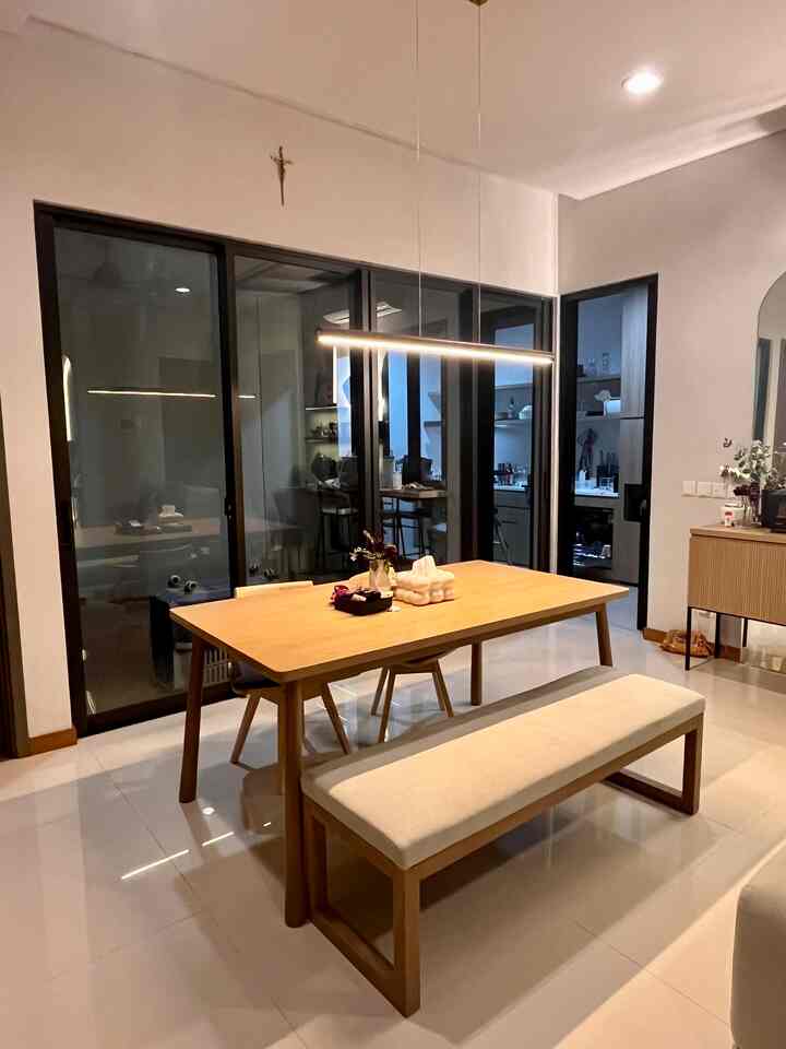 White flooring and wood-tone dining table and bench create a natural Japandi style dining room space