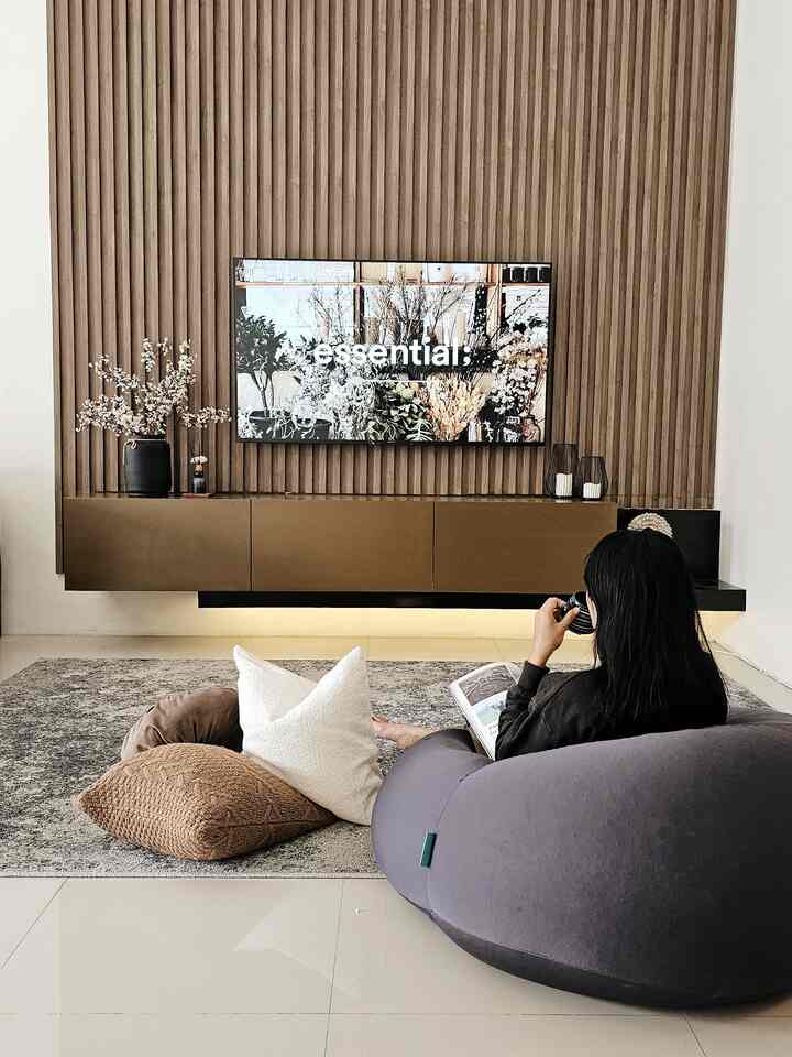 Tempat me time di rumah salah satunya di ruang tv ini. Sesekali saya dan keluarga menghabiskan waktu menonton film bersama disini. Belum sempurna karena belum ada sofa. Tapi tetap nyaman dengan bean bag dan karpet. Untuk dekorasi kami gunakan wall panel supaya ruangan ini punya ciri khas dari ruangan yg lain. Sekalian menjadi pemanis sbg background televisi. #ruangkeluarga #disainfamilyroom #familyroomidea #familyroom #TVroomdesign #TVroomidea #homedecor #YYhouse
