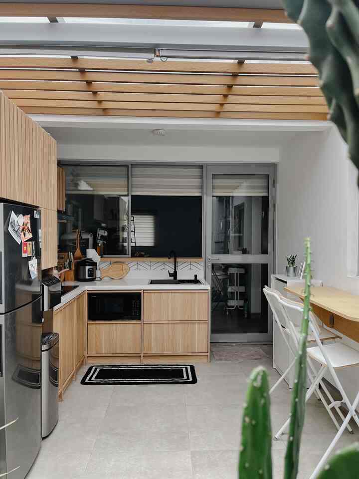 Dapur ini menerapkan konsep semi outdoor yang mempertimbangkan kecukupan sinar matahari dan sirkulasi udara.

Sebelum dilakukan renovasi, dapur ini hanya berukuran 1,5 x 2,8 m beratap dak beton, karena dirasa tidak cukup mewadahi aktivitas kami, akhirnya dapur ini diberi extension atap kanopi dan tambahan lantai dengan kitchen set letter L supaya kapasitasnya lebih besar.

Konsep kabinetnya juga didominasi kabinet tertutup supaya memberi kesan clean dan rapi.

Kami juga memperhatikan pemilihan warna elektronik yang seluruhnya bernuansa gelap (hitam dan abu-abu tua) agar secara keseluruhan tone warna dapur dapat selaras.

#KitchenStyling #IdeDekorDapur #MakeoverDapur #rumahcluster #KitchenDesignInspo #InspirasiDapur #DapurMinimalis