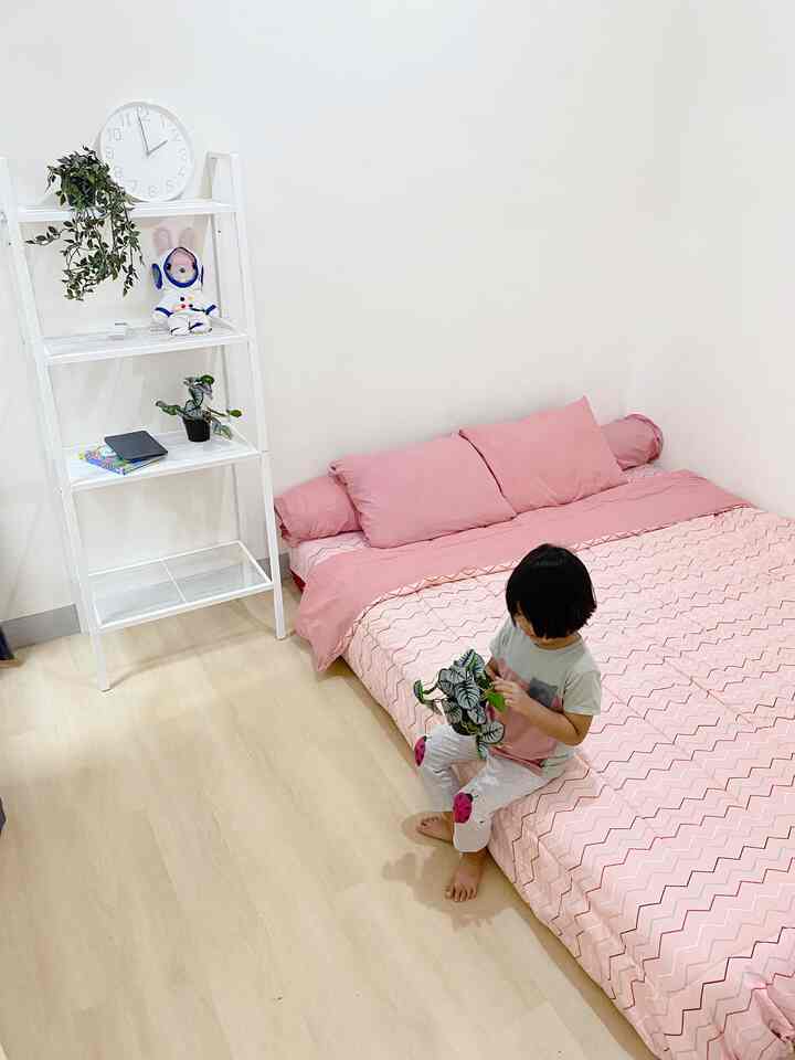 Kamar tidur yang masih sederhana banget dekorasinya. Karena emang budget masih terbatas, semoga nanti bisa didekor lagi 🥹
Tapi yang terpenting suasana kamar tidur ini nyaman dan sesuai tema rumah, warna pink 💕


#MakeoverBedroom #BedroomStyling #IdeDekorBedroom #IdeKamarTidur #BedroomIdeas #Inspobedroom #InspirasiKamartidur