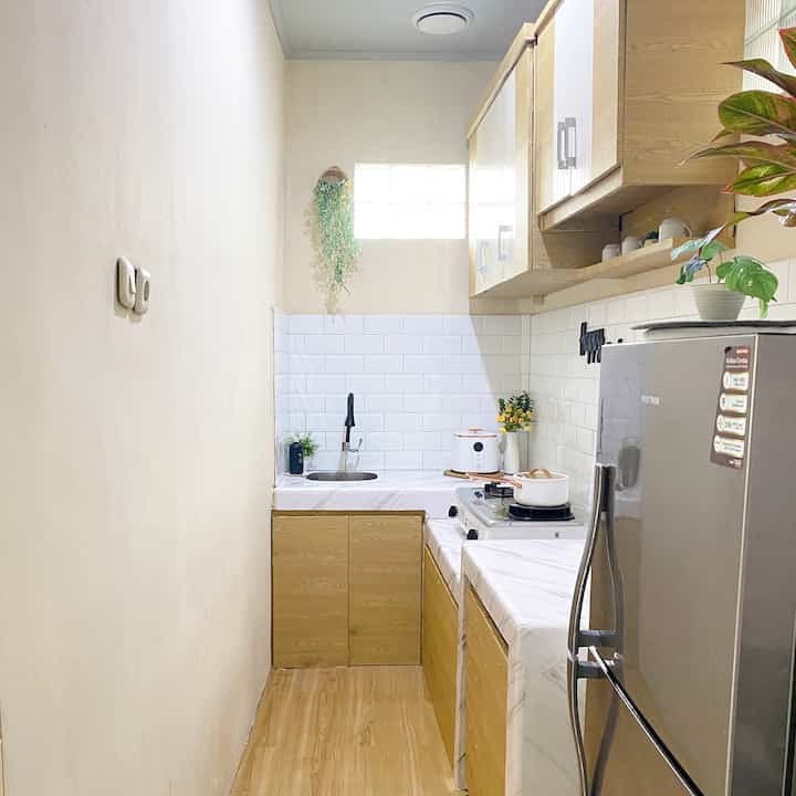 Dapur segarisku

Dapur ini hanya berukuran 2.5m x 1.5m. Dan menjadi sebuah tantangan buat aku untuk menata dapur ini agar tetap nyaman & rapih versiku. 

Agar terlihat rapih & tidak sempit, aku menambahkan lemari kabinet atas & bawah juga sebisa mungkin untuk tidak meletakkan banyak perintilan dapur / barang di atas meja dapur. 

Untuk focal point di dapur ini adalah backsplash keramik bevel yg kami tempel menggunakan lem sealent diatas keramik sebelumnya tanpa bongkar & tanpa tukang lho 🤗

Dan untuk membuat suasana dapur sedikit berbeda, kami menambahkan lampu strip yg warm pada celah keramik backsplash. 


#Kitchenstyling #Idedekordapur #Makeoverdapur #dapursegaris #dapurmungil #dapursederhana #dapurkecil #rumahdarabayu #rumahdibekasi #rumahdidalamgang #bekasi 

