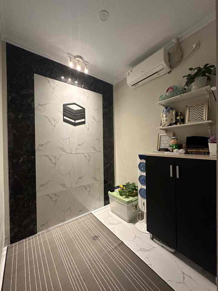 • Musholla di Himfari’s House •

Hello, O!House friends, menjelang ramadhan, postingnya musholla dulu 😇

Musholla kami sederhana saja. Karena ogah ribet, mihrabnya aku bikin permanen dari granit tile. Ditambah hiasan bentuk Ka’bah dan lemari kecil untuk menyimpan alat sholat, musholla ini minim maintenance. Karpet dipasang kadang-kadang. Terdapat juga ambalan untuk meletakkan buku agama dan sedikit pajangan.

Note: Slide 4 penampakan musholla waktu baru jadi.

#musholla
#prayerroom
#mushollarumah
#rumahcluster
#rumahdeveloper
#bogor
#himfari