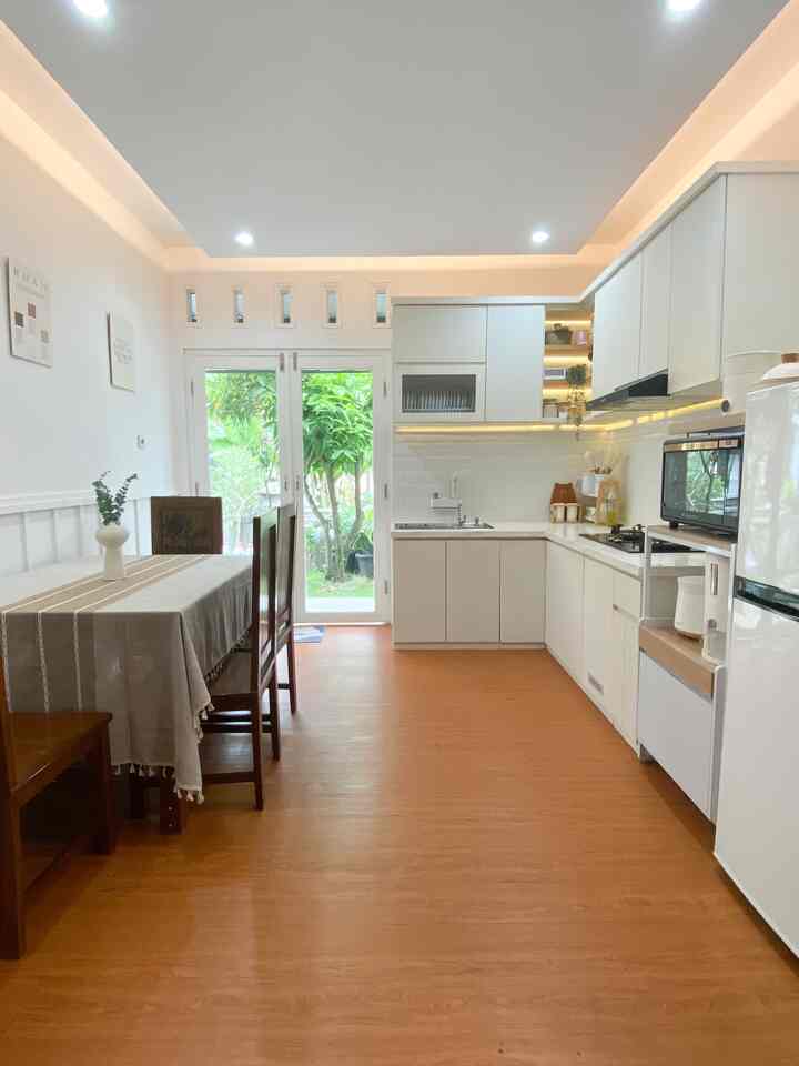 Ini adalah area dapur L dengan bukaan pintu kaca besar agar full pencahayaan pada siang hari. Kami menambahkan rak multifungsi untuk menaruh oven dan rice cooker. Di sisi lainnya ada meja makan. Area ini memiliki konsep japandi minimalis dengan fokus pada lantai vinyl wood dan dominan interior putih. 

#KitchenStyling #IdeDekorDapur #eiMakeoverDapur #japandi #dapurminimalis #desaindapur #dapur 