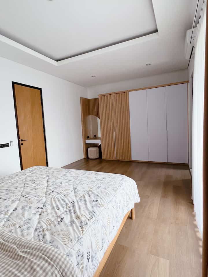 Halooo sahabat Ohouse!

Selamat libur panjang 🤍
Kamar tidur idaman versi sahabat Ohouse yang kaya gimana?
Kalau versi rumah_veyla yang simple,cahaya berlimpah, dan gampang dibersihin ,,

Tema kamar utama white and wood, supaya kesan nya terang,lega dan adem,,
Semoga menginspirasi yah ✨✨

#kamartidur
#kamarutama
#idekamartidur
#RoomStyling
#makeoverkamar
#japandi
#kamartiduryangnyaman 