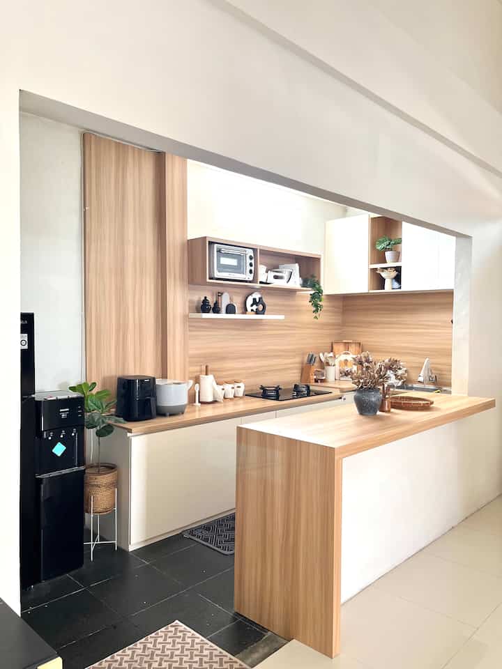 Setelah renovasi sedikit dengan menambah bukaan dan tambahan jendela didapur ini, 
Kami merasakan perubahan yang cukup besar mulai dari kenyamanan karena berasa lebih terang dan lega, dan juga faktor keindahan.

Berasa punya dapur baru lagi, puber lagi, bahagia lagi tiap ke dapur.

Semakin yakin betapa pentingnya punya dapur yang terang. ✨

#KitchenStyling
#IdeDekorDapur
#MakeoverDapur
#JapandiKitchen
#DekorasiDaput