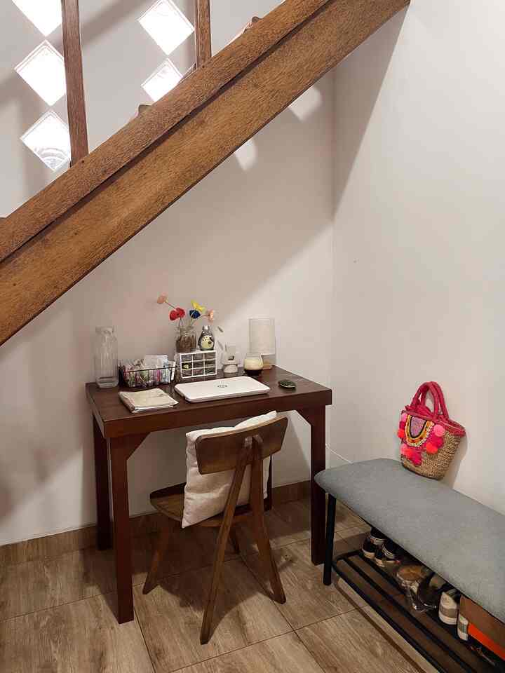 Ruang belajar mid-century ini adalah meja kerja ke 2 di rumah, berada di kamar tamu. Berisikan meja dan kursi kayu sederhada dengan menambahkan lampu led kuning membuat suasana menjadi nyaman
#ruangbelajar
#workdeskstyling
#mejakerja
#midcenturystyle
#etnicstyle