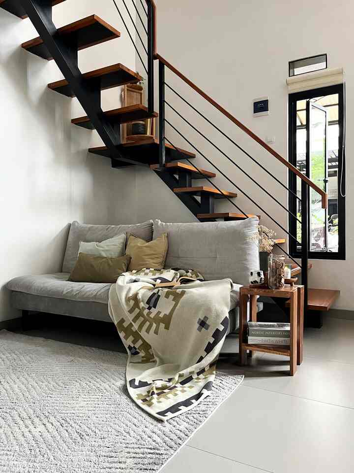 Enjoying weekend mornings with a cup of hot chocolate and biscuits while reading a book 🤍🤍🤍

#MorningVibes #FavoriteMoment #FavoriteTime #MeTime #LivingRoom #TinyHouse #JapandiIndustrial #Sofabed 