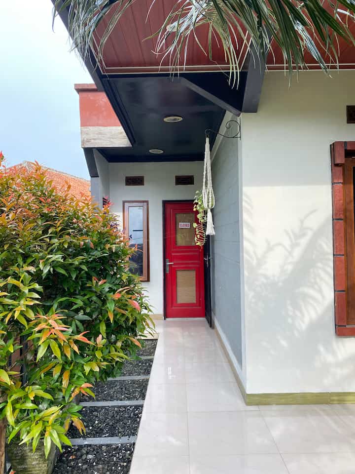 Area jemur yang berlimpah cahaya ini sekaligus jadi taman kering, pintu merah ini kita buat costum terinspirasi dari cafe yang pernah kita kunjungi dan dari taman kering ini juga bisa jadi pintu masuk ke area ruang makan. 


Semoga menginspirasi 

#inspirasitamankering
#tamankering
#industrial
#rumahtanpaarsitek
#bogor 
#halamanrumahminimalis