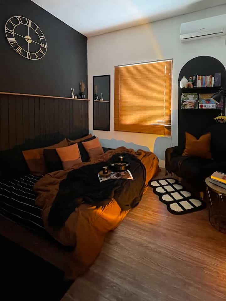 ➖ Bedroom Mood 

Nyobain kamar pakai lampu senja kaya tetangga o!house yang pada cakep rumahnya. 
Ternyata bener-bener bisa bikin vibesnya beda ya..
Jadi kaya remang-remang gimana gituu 😂

Terus nyobain Messy Bed ala @rumahbunday biar kerasa cozy & warmnya 😁

Happy Weekend, Selamat menyambut Ramadhan yaa tetangga o!house 😇🙏🏻🖤🤎

#bedroom #bedroommood #bedroomdecor #bedroominspiration #bedroomideas #smallbedroom #smallbedroomdecor #bedroomdecoration #kamar #kamartidur #kamartidurmungil #inspirasikamar #dekorasikamar #dekorasikamartidur #bedroomstyling 