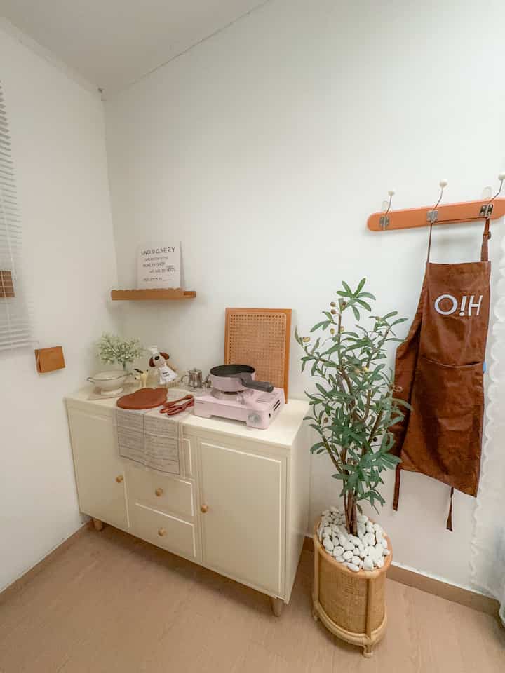 Weekend waktunya geser geser dekoran, dan ini abis ganti style mjni kitchen diruanganku 🤍

#kitchenstyling #idedekordapur #makeoverdapur #kitcheninspo #kitchendecoowbudget #decorlowbudget #minikitchen #dapurkecil #pojokkanrumah #idedapurkecil 