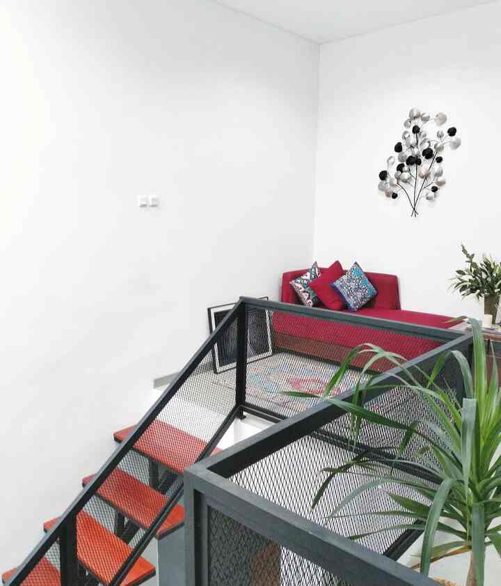 Area koridor lantai 2, merupakan transit dari lantai 1. Area ini menjadi tempat ngumpulin nyawa anak lanang. Keluar kamar tidur sebelum lanjut aktivitas, mampir rebahan dulu di sini.

Dekornya sederhana saja, sofa tua dengan cover merah, dengan pemanis sarung bantal warna biru sehingga kontras. Namun senada dengan karpet.

Dinding diberi wall decor supaya tidak terlihat kosong.

Semoga berkenan yaaa.

#koridor #rumahminimalis #inspirasirumah #homeinspiration #homeideas #tanggabesi #walldecor #tanamanindoor
