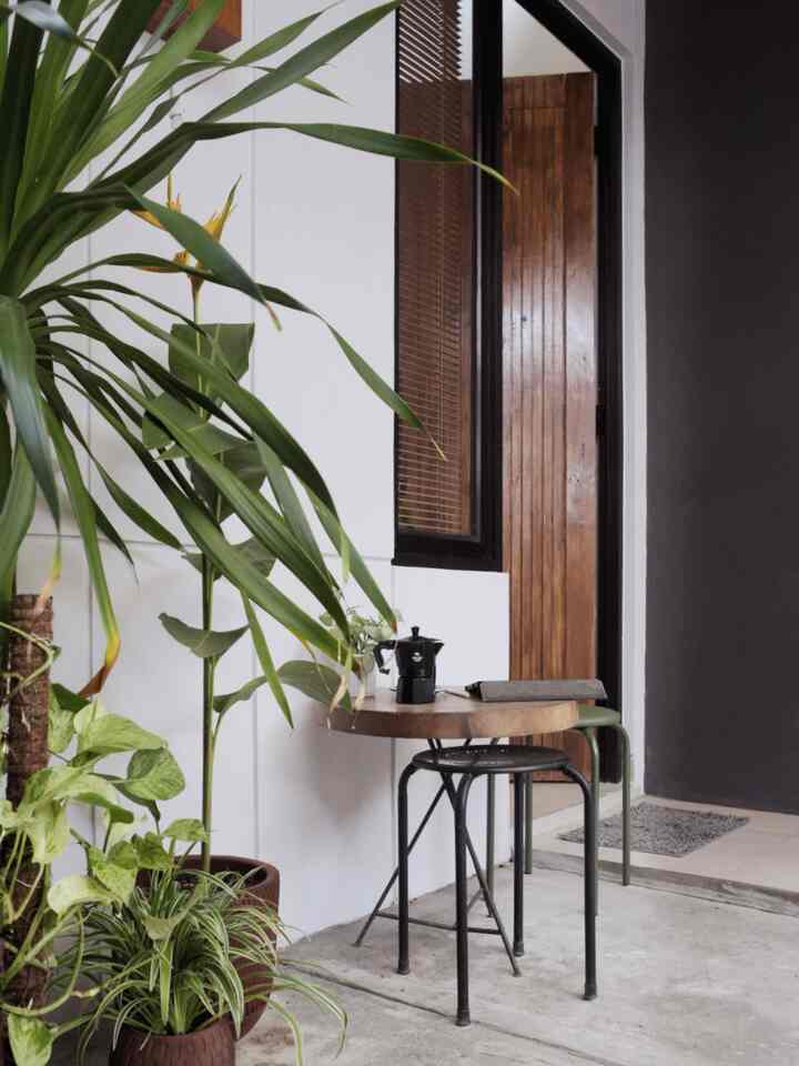 Kadang kalau aku bosan di dalam rumah, ini adalah tempatku kerja sekaligus ngopi dirumah. Yap! Di teras! Seperti rumahnya yang mungil, teras ini juga super mungil. Cukup untuk pakai sepatu sebelum ngantor dan area ngobrol dengan teman. Sebagian koleksi tanaman juga aku letakkan di area ini.

#teras #industrialhouse #terrace #outdoor #coffeecorner #homeinspo