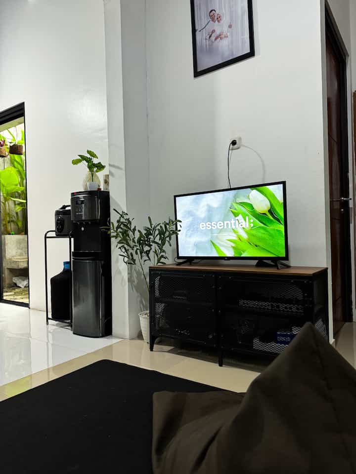 _ Our Small Living Room _

Ruang tamu kami dibuat langsung connect dengan dapur tanpa sekat. Hal tersebut kami pilih supaya suasana rumah bisa terlihat luas. Pada ruangan ini kami masih memilih elemen warna industrial dengan padupadan warna hitam,putih,cokelat, dan sentuhan hijau tanaman.

#RumahIndustrial
#RumahMinimalis
#InspirasiRumah
#SmallLivingRoom
#IndustrialHouse