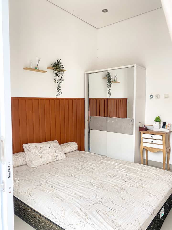 Ruangan utama yg wajib harus dibuat nyaman adalah KAMAR TIDUR. Karena kualitas tidur akan mempengaruhi mood seharian. 

Kamar minimalis ukuran 4x3 ini di desain sebagaimana mungkin agar terlihat luas, salah satunya menambahkan lemari yg berkaca lebar. Tidak memperbanyak furniture di dalamnya. Serta menambahkan aksen wall batten agar terlihat simpel tp tetap estetik. Yang terakhir, memilih kasur tanpa dipan agar terlihat luas.

#BedRoom
#KamarTidur
#IdeDekorKamar
#JapandiStyle
#DekorasiKamar
#Kamartanpadipan
#Lemari