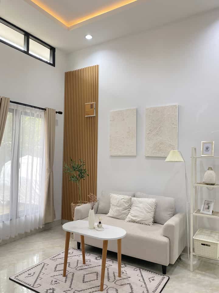 Halo.. ini adalah living room aku.. dengan ruangan yang kecil, kami menambahkan sofa 2 seater agar ruangan tidak sempit dengan pemilihan warna terang agar ruangan terasa lebih luas. Di seberang sofa ada kabinet yang aku makeover dengan kertas pelapis furniture kertasive tipe carrara mix sonoma oak. Tema living room aku masih dengan tema white and wood.  Meskipun sederhana tapi semoga bisa menginspirasi 🤍 
#livingroom #japandistyle #inspirasilivingroom #rumahsederhana #woodpanel #rumahminimalis #rumahmungil