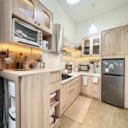Dapur impian dengan tema wood and white. Dengan ukuran yang terbatas, kami mendesain dapur ini dengan memaksimalkan ruang penyimpanan yang ada. Dengan perpaduan warna yang match, membuat dapur terlihat lebih rapi dan tertata. 
#KitchenStyling #IdeDekorDapur #MakeoverDapur 