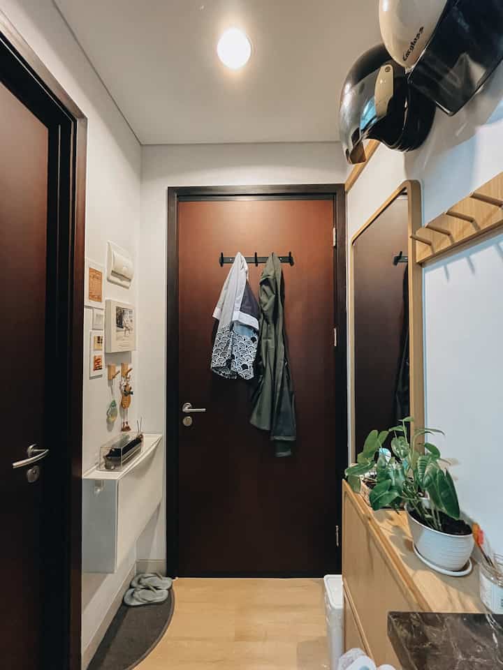 This is my small entry way.
Ada 2 kotak penyimpanan sepatu. Aku juga menempatkan kotak masker dan kotak dari rotan untuk meletakkan barang2 seperti kunci mobil, gelang, kacamata agar semuanya lebih terorganisir dan mudah diambil saat mau pergi.
Lampu di entry way ini aku pakai lampu berwarna kuning agar ambiencenya terlihat lebih adem. 

#entryway
#smallhouse
#shoestorage
#livingbiginatinyhouse
#homeentrance
#entrywayinspiration
#smallapartment
#studioapartment