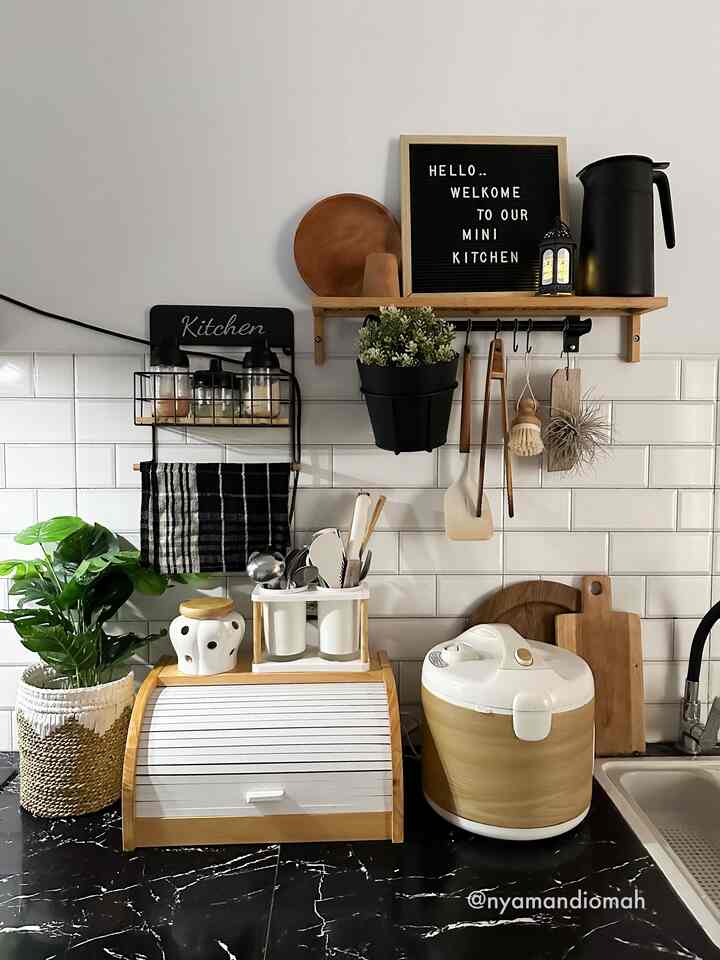 Dapur mini kami di malam hari💫

#nyamandiomah #KitchenStyling #IdeDekorDapur #MakeoverDapur #minikitchen
