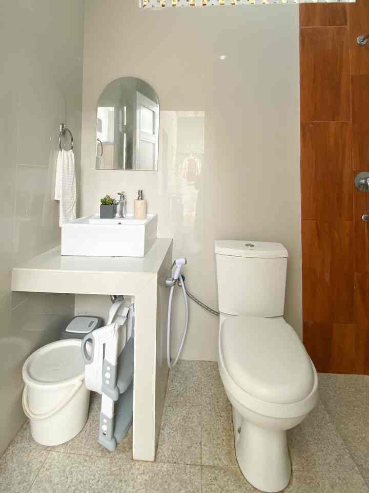 Kamar mandi perpaduan cream dan white dengan keramik wood pada tembok shower. Pada meja wastafel menggunakan cor beton ditutup granit senada dengan tembok. 

#kamarmandi #desainkamarmandi #bathroom #minimalis #bathroomdesign 