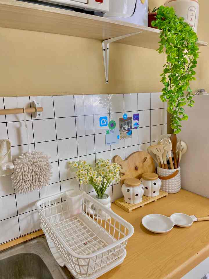 Hallo salam kenal aku tiara dari rumahrantau , ini dapur openspaceku di asrama , tema whitewood itu favoritku
🤍🤎 dapur ini hasil makeover bareng suami mulai dari meja kompor, sama rak ambalannya ..
Warna temboknya gaboleh dirubah karna ini warna ciri khas di asrama kami hihi kalo boleh di rubah sih mau cat ulang warna putih 🤣 

#KitchenStyling
#IdeDecorDapur
#MakeOverDapur