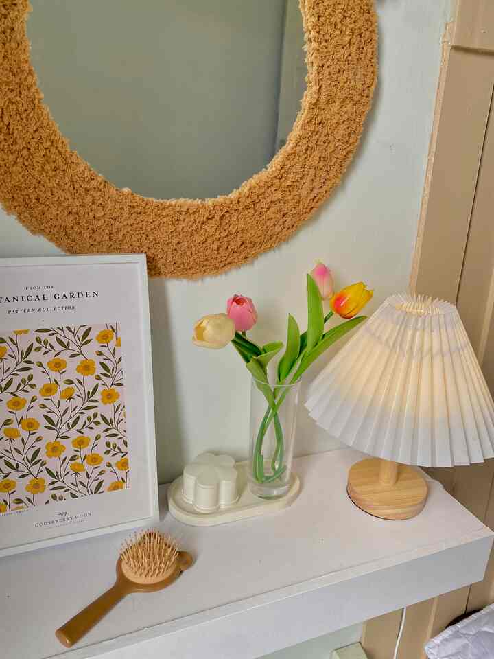 Meja rias mungil ku 😍 dengan kaca DIY yang aku buat minggu lalu pakai benang rajut gimana gimana lucu nggak ?? 
#DIY
#makeoverkamar
#diykaca
#kamartidur 
#rumahrantau