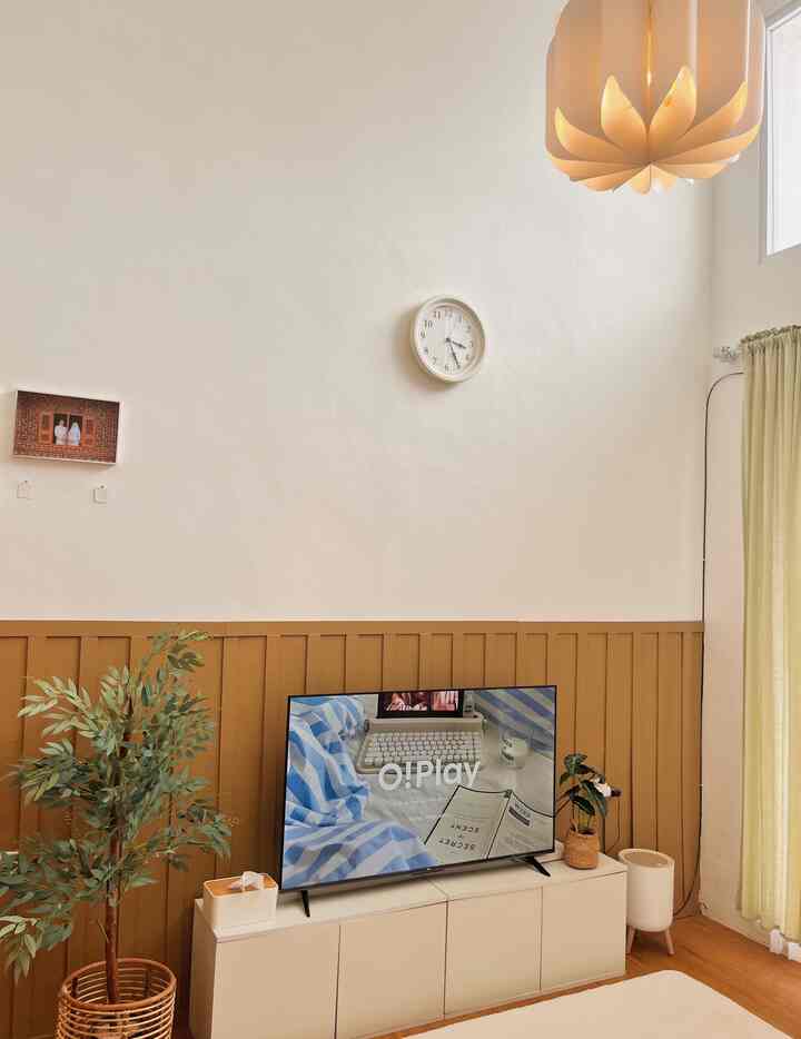 Dekorasi beberapa ruangan dirumah ini dengan artificial plan. seperti pada foto ini di area living room kami, penambahan artificial plan seperti willow tree, keladi, monstera dan succulent menambah kesegaran pada ruangan. artificial plants selain look nya yg persis asli juga less maintance serta bentuk nya yg tidak akan berubah.

#artificialplants
#livingroomdecor
#inspirasiruangtamu
#japandihome