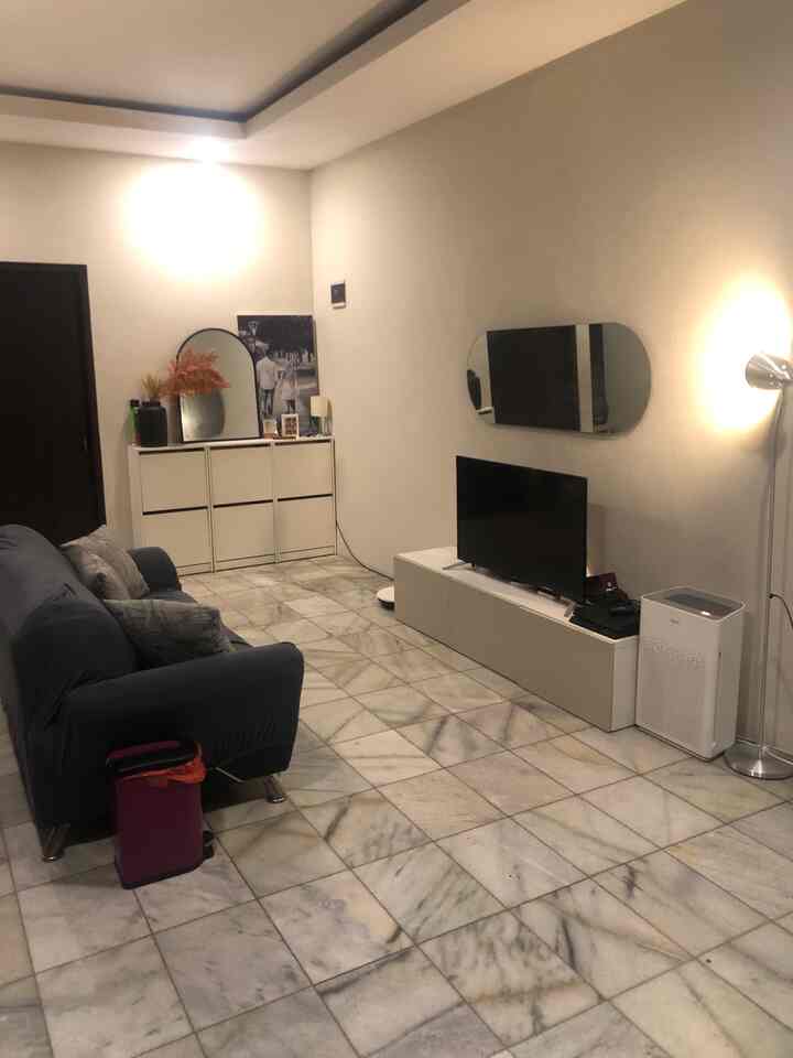 Ruangan yang sebenernya justru jarang dipake buat nerima tamu. 
Kebetulan tamu yang kerumah itu antara keluarga atau kerabat dekat aja, dan kita sekarang lebih suka nongkrong di kamar kerja paksu semenjak dia gak 🚬 jadi kamarnya udah gak bau ++ ada ac dan sofa jadi makin nyamann. 

Cuma surprisingly aku bs loh ketiduran di sofa ini pas kemarin nungguin rendang mateng (padahal aku hate sofa ini🤣)

Kalo tetangga sering ga sih nongkrong2 di ruang tamu? 

#DekorasiRuangTamu
#InspirasiRuangTamu
#RuangTamuMungil
#OpenSpace
#RuangTamuMinimalis
#RumahMinimalis
#RumahMungil
#RuangTamu