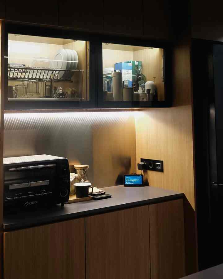 I'm happiest working at night relaxing in the pantry, while turning on detailed lights like this. So that you get that relaxed vibe😝
BTW, we like to change the decor details on the island table, sometimes clear vases filled with flowers, sometimes vases filled with artificial flowers, etc. Now I really like this black vase hihi #japandi #pantry #pantrydecor #inspirasidapur #nightvibes