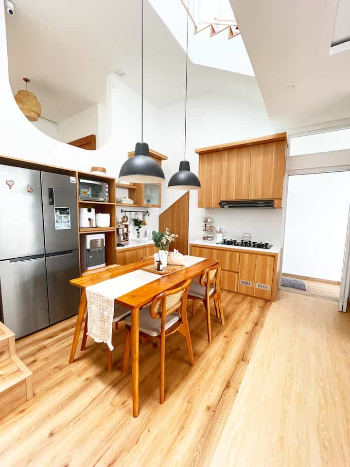 Menciptakan ruang dapur yg menarik secara visual agak susah-susah gampang apalagi berkaitan dengan dekorasi yg bisa jg kepake didapur.
Karena tema dapur ini white and wood, jadi dipilihlah perintilan dapur yg eyecatching perpaduan white and wood juga, cari bentuknya yg unik sperti donut pot aka alas panci tapi bentuknya sperti donut yg lucu.
Untuk dinding dapur digunakan warna putih agak kesan luasnya dapat, nah utk kitchen setnya seluruhnya menggunakan warna kayu biar ga pucet ketemu dinding putih
Utk backsplashnya biar ga seragaman sama dapur-dapur lain menggunakan tiles hexagone biar ada ciri khas dapur ini dan tentunya tetap berwarna putih.
Last but not least tetap lighting jg mendukung ya, kalau memungkin kan pakai lampu gantung diatas meja makan biar area dapur ini makin cantik :)
#KitchenStyling
#IdeDekorDapur
#MakeOverDapur
#WhiteAndWoodKitchen
#KitchenAndDiningArea
#minimalistKitchen