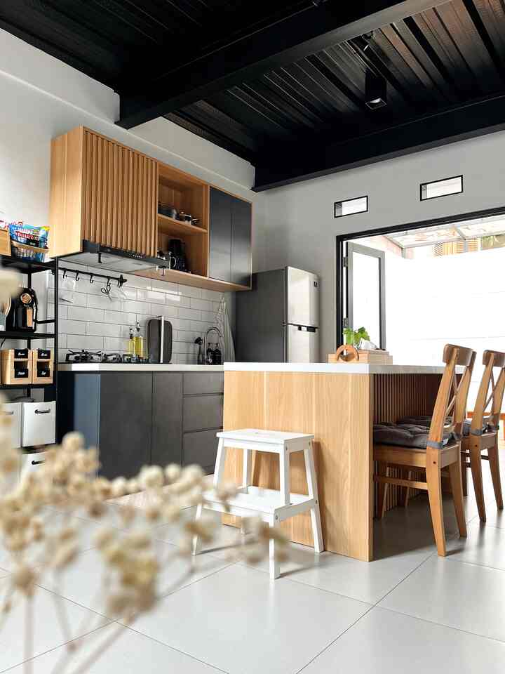 Menurutku salah satu cara agar dapur terlihat estetik selain dengan menggunakan colour tone yang senada juga dengan memastikan setiap barang ada 'rumahnya'. 

Berhubung ukuran dapurku kecil, jadi aku hanya menyimpan beberapa barang saja diatas counter top. Sisanya aku masukkan ke dalam kabinet. 

Di dalam kabinet, aku juga berusaha memastikan tertata rapih dengan membagi penyimpanan sesuai fungsinya juga dengan menggunakan storage tambahan. Dengan melakukan hal tersebut kita jadi lebih mudah mencari barang. 

Semoga informasinya bermanfaat 🤍
#KitchenStyling
#IdeDecorDapur
#MakeOverDapur
#JapandiIndustrial 
#DapurKecil 