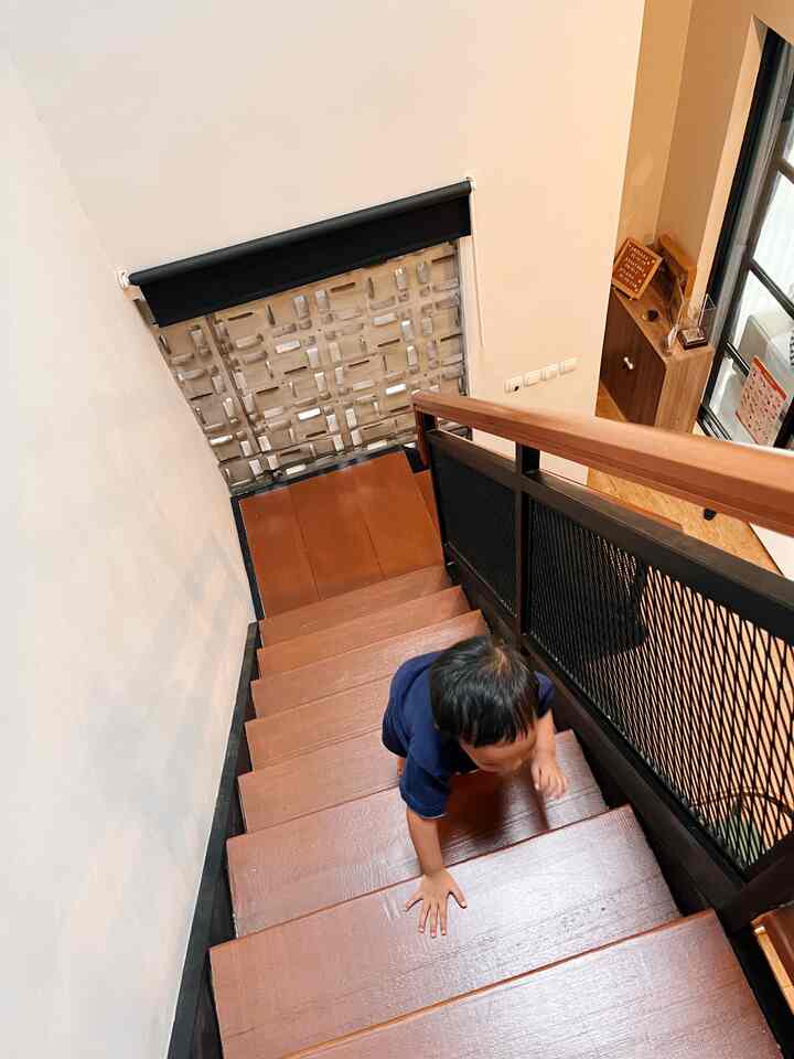 ✨HALLWAY 2nd floor✨

Another spot yang belum pernah terekspose adalah stairs menuju lahtai 2 yabg terdiri dari 2 kamar utama, area laundry dan kamar ART. 

Roaster ini membantu sirkulasi udara jadi lebih baik untuk didalam rumah 🍃🍃

#hallway #dekorasirumah #tangga #tanggarumah #tanggaindustrial #rumahindustrial #homedecoration #hiasandinding #hiasanbunga #rakdinding 