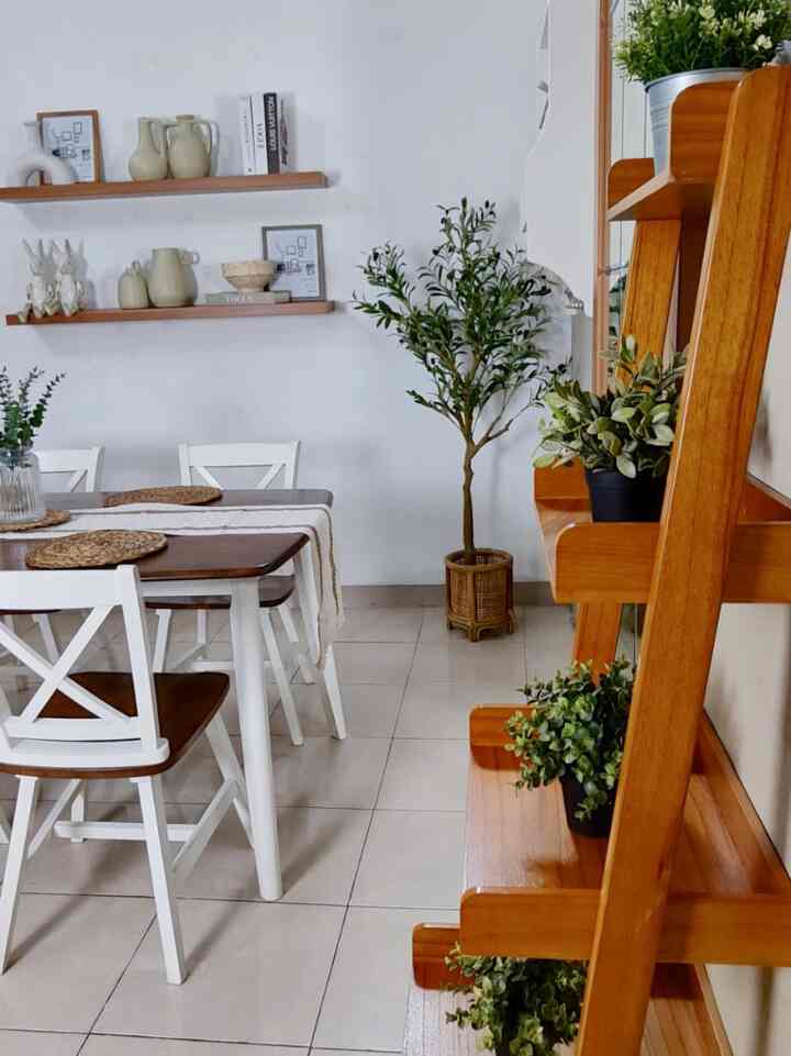 Ruang makan dengan tema whitewood ditambah beberapa tanaman artificial supaya ruangan terlihat segar. Ditambahkan cermin besar agar ruangan nampak luas


#dekorasiruangmakan
#inspirasiruangmakan
#ruangmakan
#ruangmakanmungil
#ruangmakanminimalis
#rumahminimalis