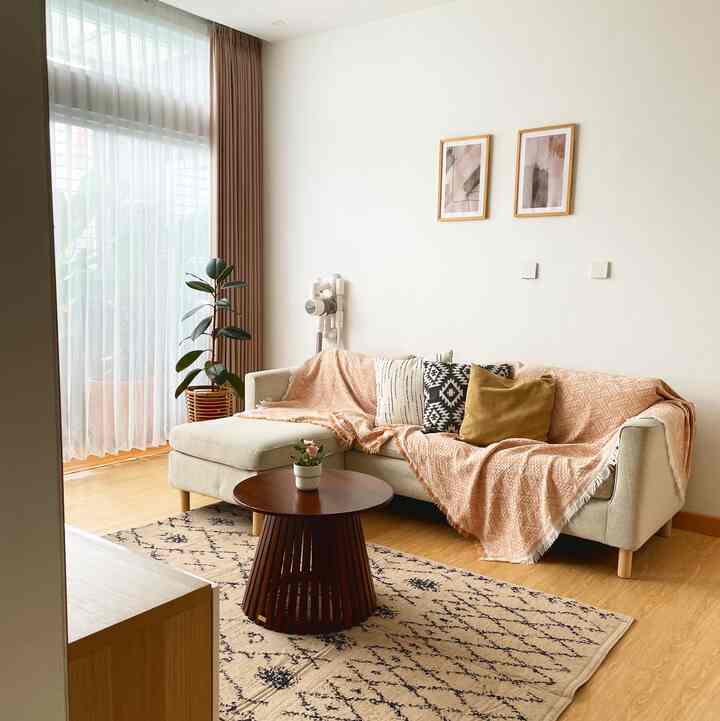 Tempat bersantai bareng keluarga, so comfortable :)

#livingroom #livingroomdecor #ruangkeluarga #scandinavianstyle #scandihome #scandiboho #rumahcluster #rumahminimalis #homedecor