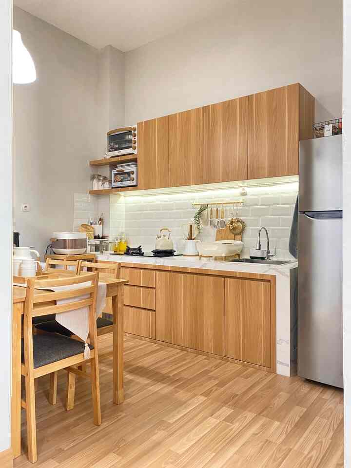 Dapurku adalah tipe dapur segaris, sesuai dg namanya dapur ini mmg hanya segaris, panjang kitchenset ku ini hanya 2,5m..
nah walaupun kecil tapi dari awal bikin, aku sudah menentukan layout nya, agar tata letaknya tidak hanya estetik tp jg sesuai dg kebutuhan / fungsional, penting bgt ya ini temen2 🥰
untuk tema dapur ini aku memilih tema yg lagi ngetren yaitu tema white & wood 🤎
aku sukaa bgt krn warnanya netral jadi timeless ✨

kalau kalian suka dapur dg tema apa? ☺️


#KitchenStyling #IdeDekorDapur #MakeoverDapur #dekorasiydapur #seis