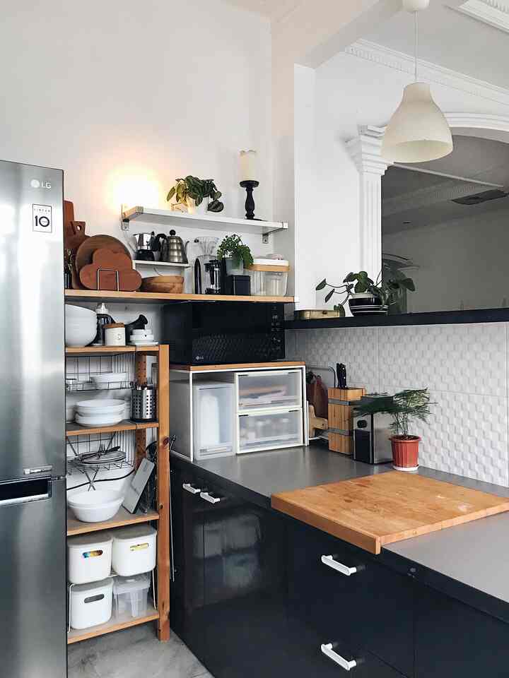 Dapur yang sesuai dengan kebutuhan jadi prioritasku. Styling pun sengaja menggunakan barang-barang yang dipakai sehari-hari. Jadi tidak banyak ornamen hiasan yang memenuhi dapur. Kecuali tanaman, ini udah semacam mandatory di tiap ruangan harus ada karena aku pecinta tanaman.
#KitchenStyling #IdeDekorDapur #MakeoverDapur #midcenturymodern #indoorplants #urbanjunglehome #ikeahome 