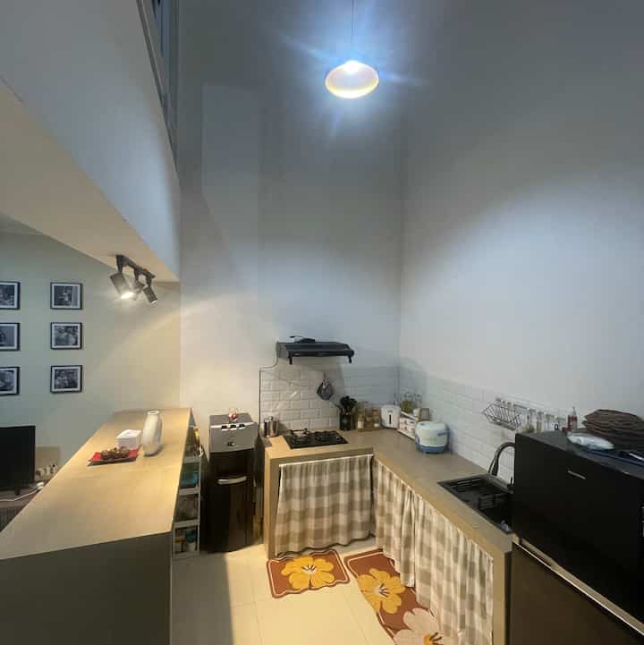 Dapur Minimalist


Suasana dapur yang nyaman jadi semangat untuk masak gak sihh??

Area dapur ini sengaja bentuknya L karna ukuran dapur tidka begitu luas. Kebutuhan dapur ditata seterjangkau mungkin agar memudahkan.

Karna belum ada kitchen set, kolong dapur ditutup menggunaka  gorden dengan motif white - krem. Perpaduan antara warna wood - white - hitam.

Adanya meja bar, karna diarea sebelumnya ruang keluarga. Yang memang mengusung tema openspace.

Printilan didapur inipun, menggunakan budget yang minim. Dengan menggukan lampu wa - white menambah susana jadi lebih homey.

#KitchenStyling
 #IdeDekorDapur
 #MakeoverDapur
#dapurminimalis 
#kitchenbar
#rumahdalamgang