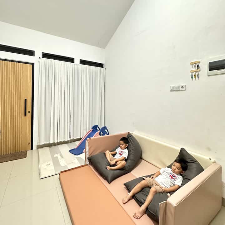 Ruangan polosan ini adalah living room dari rumah ini. Dengan sentuhan gorden putih minimalis, yg kainnya kami beli di e-commerce, dan dijait, dipadukan dengan besi gorden berwarna hitam by Ikea.

Masih terasa sekali hawa baru pindahannya, dan masih terasa kosong. Bahkan kami belum mempunyai sofa rumah seperti orang2. Karna masih memiliki anak kembar yg usianya masih kecil. 

Agar tetap terasa nyaman dan tidak kaku, kami letakkan Bumperbed dan playmat mereka di ruangan ini. Disertakan dengan 2 Beanbag size dewasa agar bisa tetap bersantai bersama sambil menonton tv. Doakan yaa rumah tumbuh ini untuk selalu tumbuh dan terisi, walopun pelan2 namun pasti 💛 

#cleanminimalis
#livingroom #livingroomwithtoddler
#idedekorrumah #rumahminimalis
