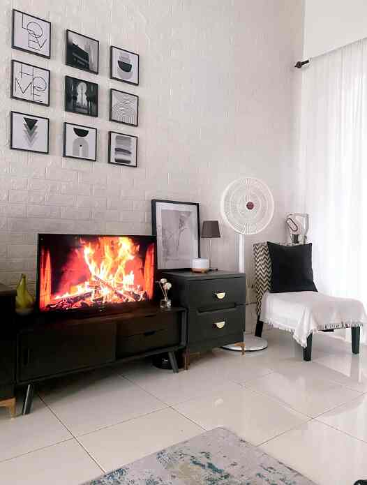 Salah satu pojok santai di rumah, ada satu kursi yang bisa dipake untuk baca dan editing 

#spottv #familyroom #livingroom #rumahminimalist #spotbaca #minimalist #inspirasilivingroom #livingroominspo