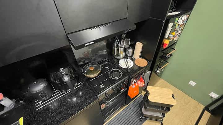 Manfaatin trolley rashult ikea sebagai meja tambahan untuk prep selagai memasak. Klo lg gak dipake di dapur bisa jadi coffee table dadakan. Pintu kulkas juga selain dipakai untuk memajang magnet dari berbagai tempat juga saya tempelkan jam dan timer, jadi sambil masak tetep bisa cek waktu.
#kitchenstyling #idedekordapur #makeoverdapur #livealone #smallhome #rumahmungil #dapurhitam #dapurestetik