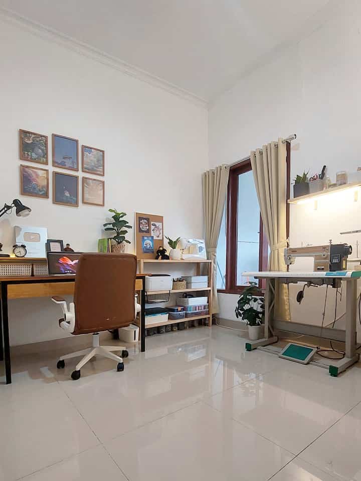Hello, welcome to my home office. Ini adalah ruang kerja sekaligus studio jahit aku. Sebagai konten kreator di bidang craft, di sinilah aku menghabiskan sebagian besar waktuku.
Desainnya simple tanpa banyak printilan, yang terpenting alat dan bahan mudah diakses.

#HomeOffice #craftroom #craftstudio #ideruangkerja #dekorasiruangkerja #makeoverruangkerja #ruangkerja