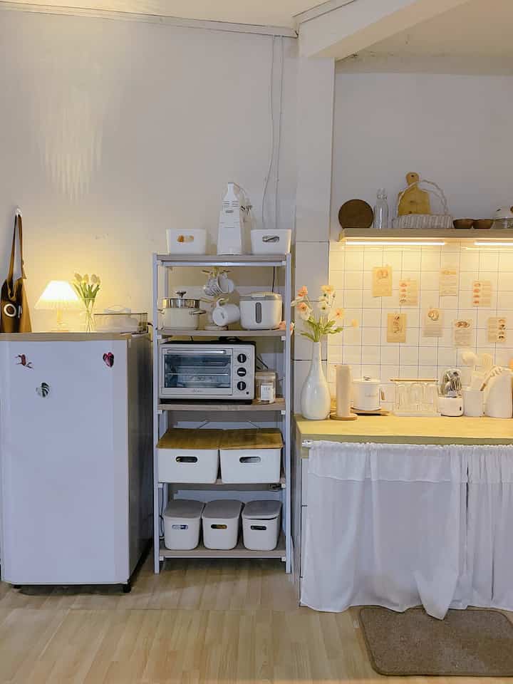 
Menata dapur agar terlihat lebih rapih dan estetik, aku memilih menggunakan rak untuk menghemat space dan beberapa storage box agar terlihat rapi. Serta menambahkan beberapa printilan dekorasi untuk menambah nikai estetika. 

Semoga bermanfaat. ✨


#KitchenStyling
#IdeDekorDapur
#MakeoverDapur
#Makeoverlowbudget
#minimalis
