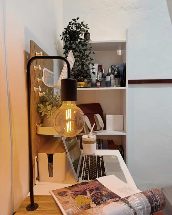 Mini Workspace inspo

gak ada ruangan khusus utk ( workspace ) aku memang , mengingat lahan rumah ku yg terbatas , jadi workspace ku dibuat di dalam kamar utama dengan meja kecil dan minimalis. 

workspace ini lebih banyak di gunakan utk mengedit photo atau video kontenku .
tips dari aku dengan lahan yg terbatas ini agar selalu bisa kita maksimalkan dgn part yg fungsional . 

semoga menginspirasi ✨

#workspace
#miniworkspace
#ruangkerjainspo
#rumahminimalis
#inspirasirumahsubsidi
#japandi
#60m2
#depok

