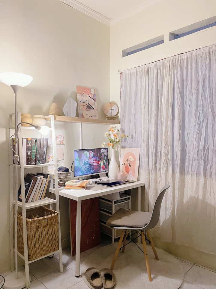 Meski lagi libur, sudut ruang kerja ini selalu terpakai. Karena itu, membuat sudutruang kerja yang nyaman, cukup menjadi hal yang penting. Sejauh ini belum banyak yang berubah, dan kami masih nyaman. Next time, probably. Akan membeli beberapa perintilan lagi 🤤

#workspace
#minimalis
#ruangkerjalowbudget
#idemejakerja
#ruangkerjaestetik
#deskidea 