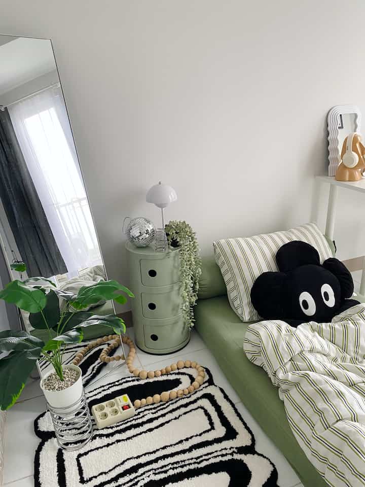 My comfort zone 💚

Masih dengan konsep yang sama, I love green. karena bisa bikin suasana ruangan jadi calm and fresh at the same time. Perpaduan warna ini membuat aktivitas nyaman sekaligus produktif.

Menurut kalian bagaimana ? 🌱

#Minimalist #InspirasiKamar #BedroomStyling #MakeoverKamar #IdeDekorKamar