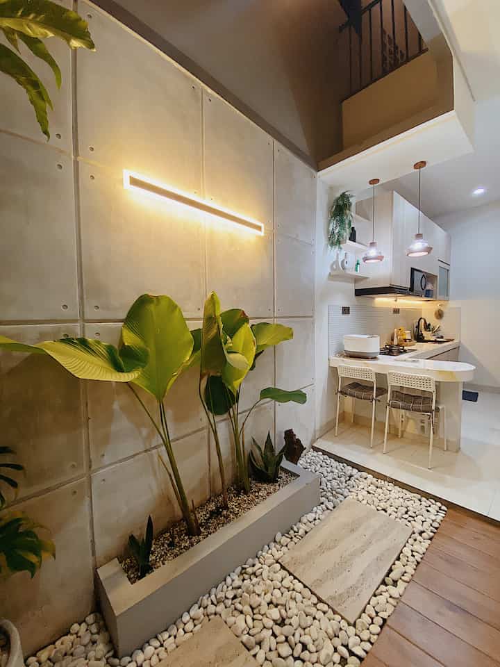 Dapur akan tetap menjadi bagian yang sering berantakan. Tapi caraku sesimpel dengan hanya mengeluarkan barang2 yang hanya diperlukan saat memasak.. barang yang jarang dikeluarkan aku masukan kedalam kitchen set atau gudang. Sedangkan untuk barang2 yang sering dipakai aku simpan di bagian laci yg paling mudah dijangkau. Seperti dibagian rak bawah.

#KitchenStyling
#IdeDekorDapur
#MakeoverDapur
#kitchenideas
#kitchen